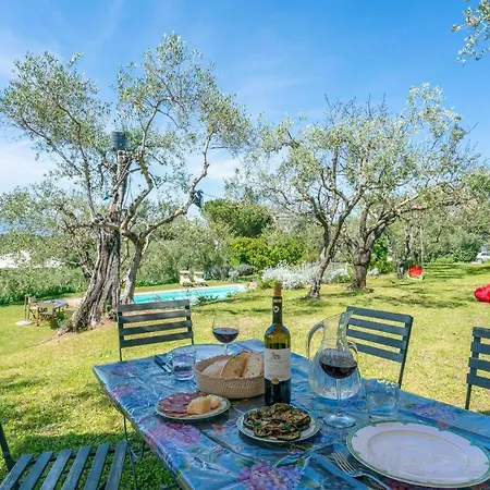 Le Selve Apartment Lari