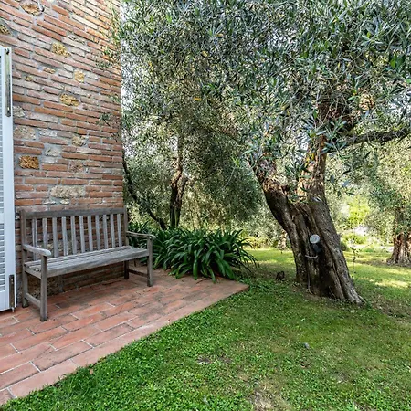 Le Selve Apartment Lari